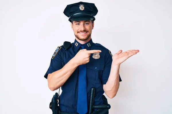 Ung Kaukasier Man Bär Polis Uniform Förvånad Och Ler Mot — Stockfoto