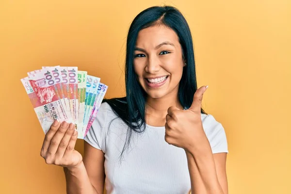 Krásná Hispánská Žena Drží Hong Kong Dolarů Bankovky Úsměvem Šťastný — Stock fotografie