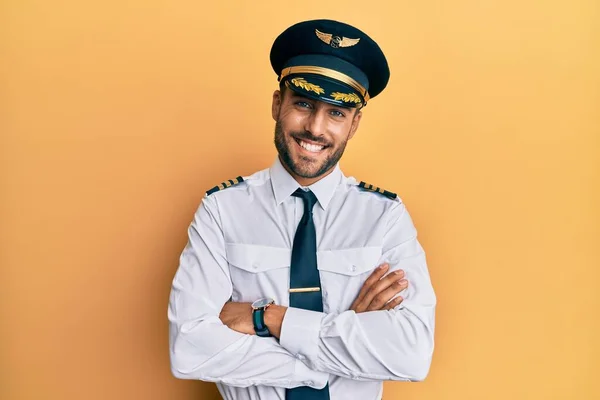 Bello Ispanico Che Indossa Uniforme Pilota Aeroplano Volto Felice Sorridente — Foto Stock