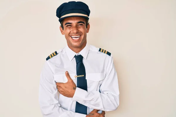 Junger Hispanischer Mann Flugzeugpilotenuniform Lächelt Und Lacht Laut Auf Weil — Stockfoto