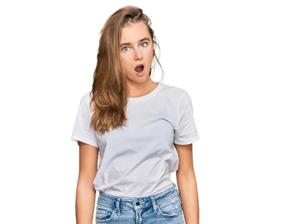 Schöne Junge Blonde Frau Trägt Legeres Weißes Shirt Schockgesicht Sieht — Stockfoto