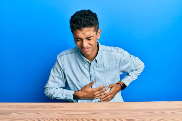 Joven Hombre Afroamericano Guapo Usando Ropa Casual Sentado Mesa Con —  Fotos de Stock