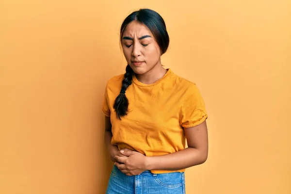 Молодая Латинская Женщина Носит Повседневную Одежду Рукой Животе Потому Несварение — стоковое фото