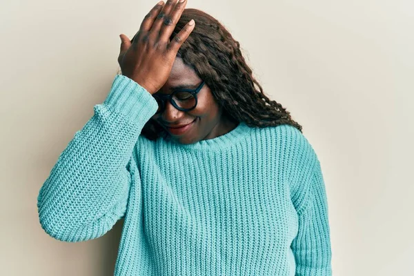 Mujer Joven Africana Que Usa Ropa Casual Gafas Sorprendidas Con — Foto de Stock