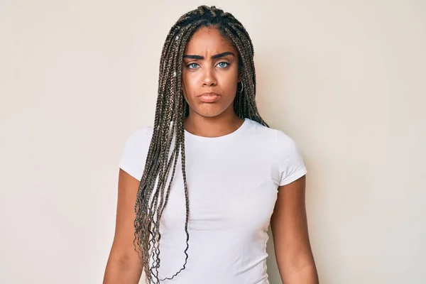 Saçları Günlük Beyaz Tişörtlü Afro Amerikalı Genç Bir Kadın Depresif — Stok fotoğraf