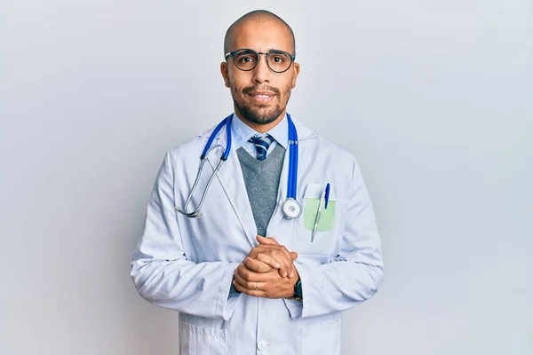 Homem Adulto Hispânico Vestindo Uniforme Médico Estetoscópio Com Mãos Juntas — Fotografia de Stock