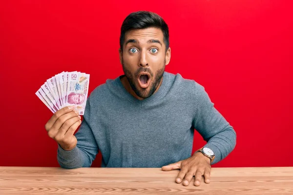 Hombre Hispano Guapo Sosteniendo Pesos Mexicanos Asustado Sorprendido Con Boca —  Fotos de Stock