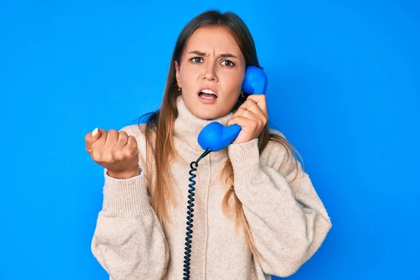 Красива Біла Жінка Розмовляючи Старовинному Телефону Роздратований Розчарований Крик Гнівом — стокове фото