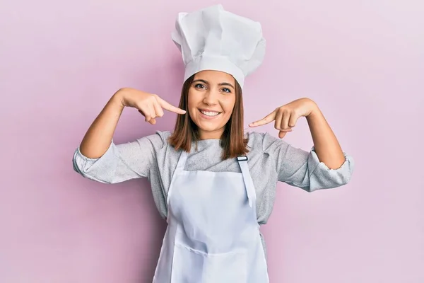 Joven Hermosa Mujer Con Uniforme Cocinero Profesional Sombrero Sonriente Alegre — Foto de Stock