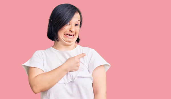Жінка Синдромом Брюнета Білій Сорочці Вказує Тривогу Нерви Вказівним Пальцем — стокове фото