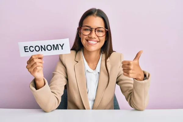 Schöne Hispanische Geschäftsfrau Hält Wirtschaft Nachricht Papier Lächelnd Glücklich Und — Stockfoto