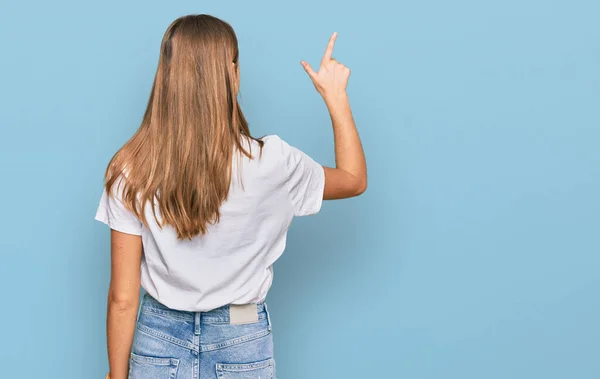 Bela Jovem Loira Mulher Vestindo Casual Branco Shirt Posando Para — Fotografia de Stock