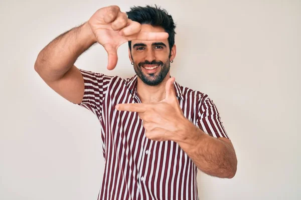 Knappe Spaanse Man Met Baard Casual Kleding Die Glimlacht Een — Stockfoto