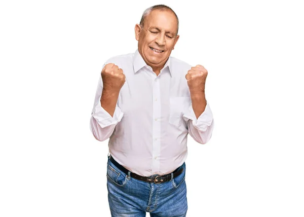 Hombre Mayor Guapo Con Elegante Camisa Blanca Muy Feliz Emocionado —  Fotos de Stock