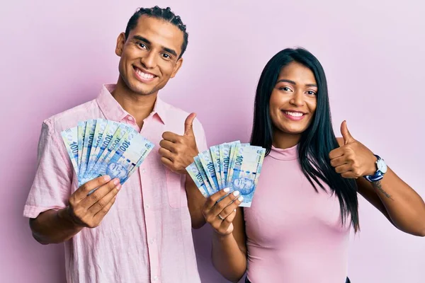 Jovem Casal Latino Segurando Notas Rand Sul Africanas Sorrindo Feliz — Fotografia de Stock