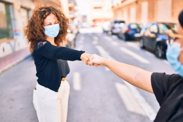 Dois Belos Amigos Usar Máscara Médica Punhos Colisão Rua Cidade — Fotografia de Stock