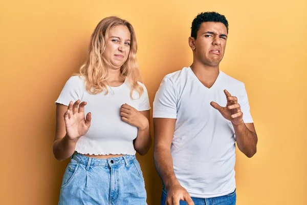 Joven Pareja Interracial Con Camiseta Blanca Casual Expresión Disgustada Disgustada — Foto de Stock