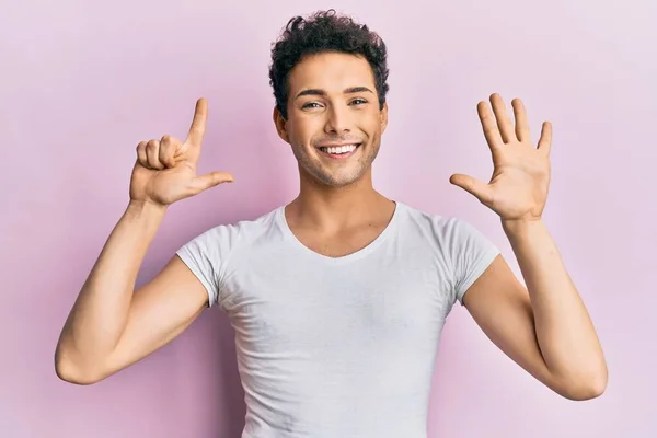 Joven Hombre Guapo Con Camiseta Blanca Casual Mostrando Apuntando Hacia —  Fotos de Stock