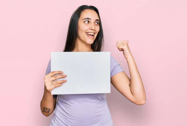 Junge Hispanische Frau Mit Leerem Transparent Das Den Daumen Zur — Stockfoto