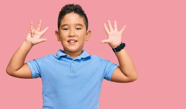 Liten Pojke Latinamerikansk Unge Bär Casual Kläder Visar Och Pekar — Stockfoto