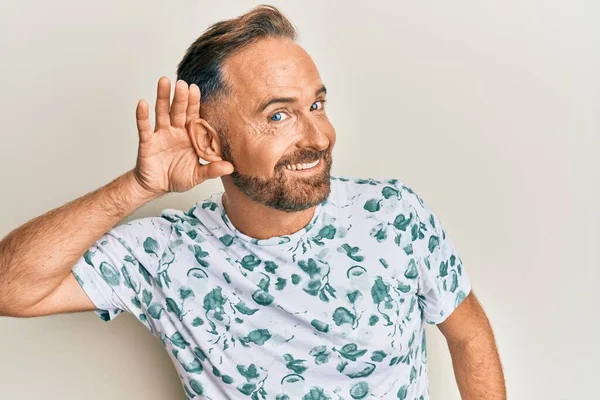 Bonito Homem Meia Idade Vestindo Roupas Casuais Sorrindo Com Mão — Fotografia de Stock