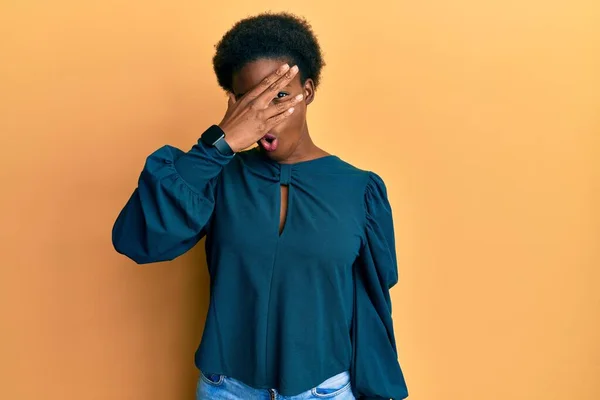Молодая Африканская Американка Одетая Повседневную Одежду Подглядывает Шокирующее Лицо Глаза — стоковое фото