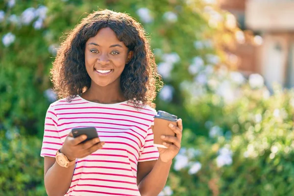 Jovem Afro Americana Usando Smartphone Bebendo Café Parque — Fotografia de Stock