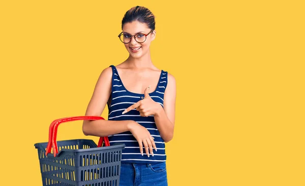 Mladá Krásná Žena Drží Nákupní Košík Supermarket Úsměvem Šťastný Ukazující — Stock fotografie