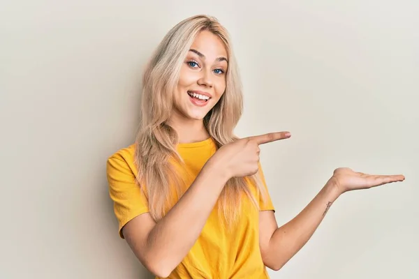 Schöne Kaukasische Blonde Mädchen Trägt Lässiges Shirt Erstaunt Und Lächelt — Stockfoto