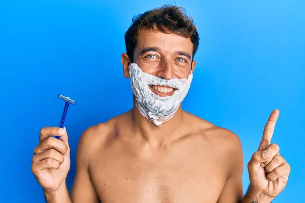 Homem Bonito Salvando Barba Com Espuma Barbear Sobre Cara Segurando — Fotografia de Stock