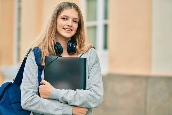 Bella Studente Adolescente Caucasico Utilizzando Cuffie Tenendo Legante Città — Foto Stock