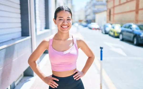 Jonge Mooie Latino Sportieve Vrouw Dragen Fitness Outfit Glimlachen Gelukkig — Stockfoto