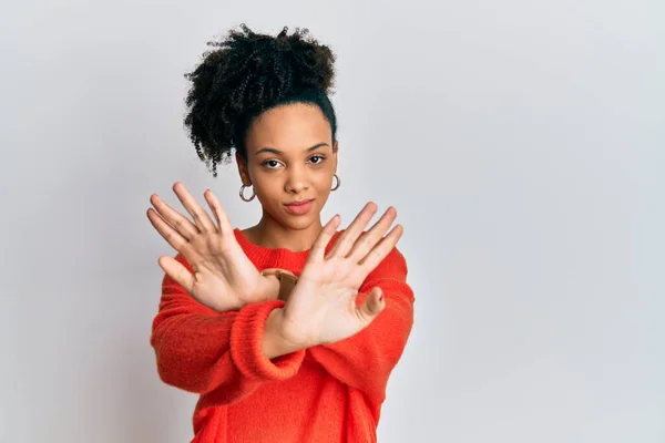 若いアフリカ系アメリカ人の女の子を着てカジュアルな服を拒否式腕を横断負の記号を行う 怒っている顔 — ストック写真