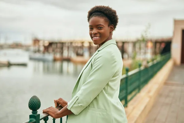Jonge Afro Amerikaanse Zakenvrouw Glimlachend Blij Staande Promenade — Stockfoto