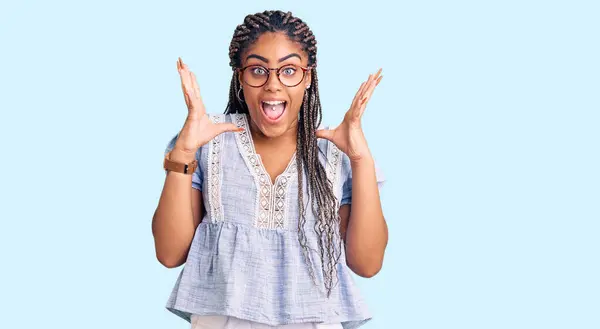 Jonge Afro Amerikaanse Vrouw Met Vlechten Casual Zomerkleren Glazen Die — Stockfoto