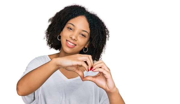 Giovane Ragazza Afroamericana Indossa Abiti Casual Sorridente Innamorato Facendo Forma — Foto Stock