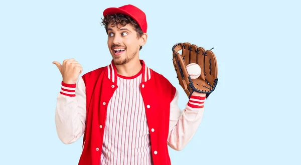 Jovem Homem Bonito Com Cabelo Encaracolado Usando Uniforme Beisebol Segurando — Fotografia de Stock