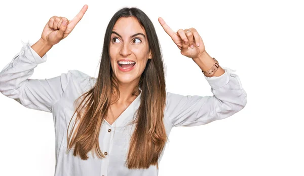 Joven Hermosa Mujer Vestida Con Ropa Casual Sonriendo Asombrada Sorprendida — Foto de Stock