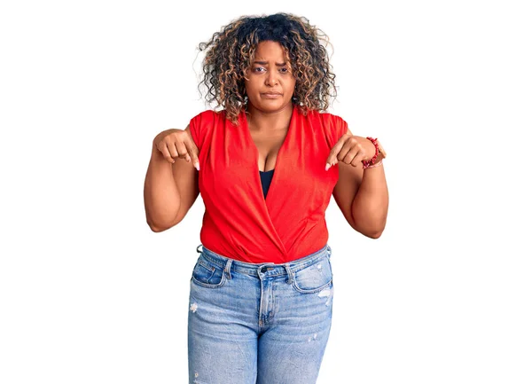 Genç Afro Amerikan Artı Cüsseli Kadın Kolsuz Gömlek Giymiş Üzgün — Stok fotoğraf