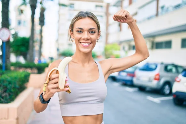 Junge Kaukasische Fitness Frau Sportkleidung Trainiert Freien Gesunde Banane Essen — Stockfoto