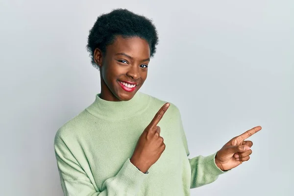 Jovem Afro Americana Vestindo Roupas Casuais Sorrindo Olhando Para Câmera — Fotografia de Stock