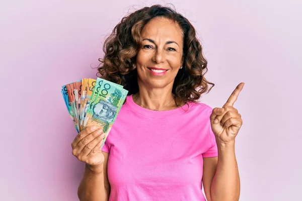 중동의 여성이 달러를 손가락으로 가리키며 행복하게 있습니다 — 스톡 사진