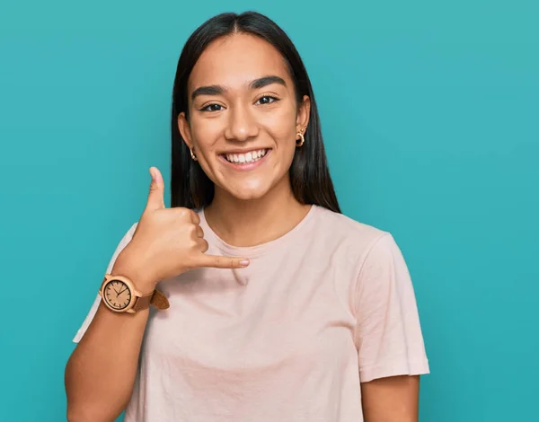 Jonge Aziatische Vrouw Casual Kleding Glimlachend Doen Telefoon Gebaar Met — Stockfoto