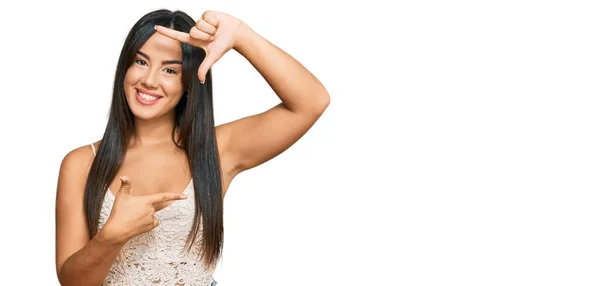 Giovane Bella Ragazza Ispanica Indossa Abiti Casual Sorridente Rendendo Cornice — Foto Stock