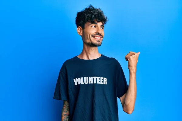 Junger Hispanischer Mann Freiwilligen Shirt Lächelt Mit Glücklichem Gesicht Und — Stockfoto