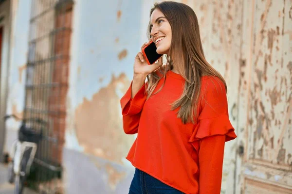 Молода Іспаномовна Жінка Посміхається Щаслива Розмова Смартфоні Місті — стокове фото