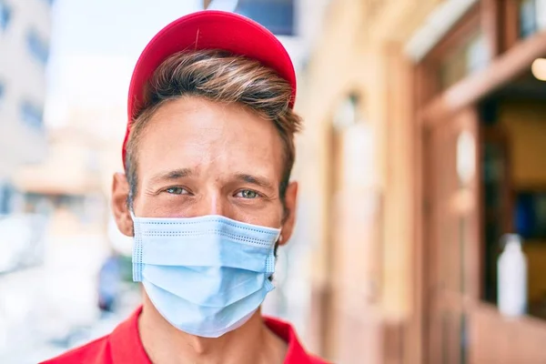 Repartidor Caucásico Con Uniforme Rojo Máscara Seguridad Coronavirus —  Fotos de Stock