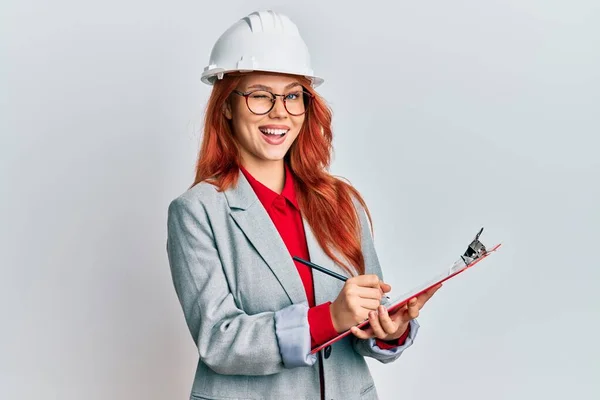 Jovem Ruiva Vestindo Arquiteto Hardhat Piscando Olhando Para Câmera Com — Fotografia de Stock