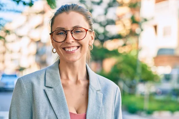 Joven Mujer Negocios Rubia Sonriendo Feliz Pie Ciudad —  Fotos de Stock