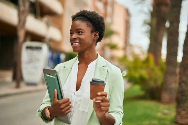 Genç Afro Amerikalı Kadını Dizüstü Bilgisayarla Şehirde Kahve Içiyor — Stok fotoğraf